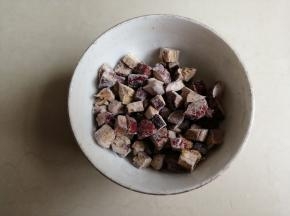 红枣核去掉，红枣剪成小块状，最好选用肉厚那种红枣，倒入少量面粉，用手抓匀备用