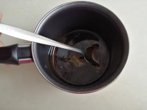 红糖先用30克水煮至融化，边煮边搅拌，煮好后的红糖水有65克。再加入100克清水，倒入酵母，搅拌至酵母溶解