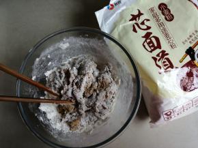 将红糖酵母水倒入面粉里，用筷子搅拌成絮状