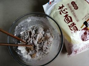 将红糖酵母水倒入面粉里，用筷子搅拌成絮状