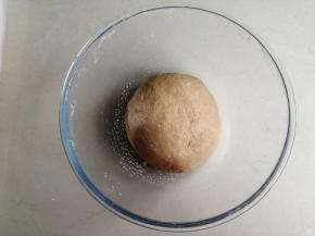 揉成较光滑的面团，为方便揉面，将面粉倒在案板上揉更好