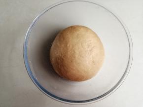 盖上保鲜膜，在室温下发酵，面团发酵至两倍大。若室温太低的话，可以用烤箱的发酵功能