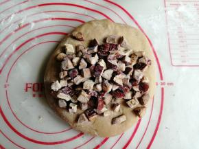 将发酵好的面团取出，放在案板上，使劲揉，揉出面团里面的气体。发酵好的面团若有点粘手，可以撒一层薄薄的面粉在案板上再揉。面团揉了几分钟后，将红枣块倒入