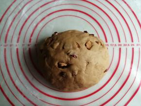 慢慢地将红枣揉入到面团里