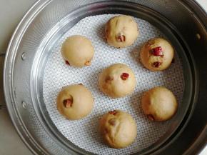 再将每个小剂子揉圆，如果不会的话，可以直接做成刀切馒头。把馒头胚子放在蒸屉上，在温暖处醒发15-20分钟，可以看到馒头胚明显大了，才可以蒸哟。我一般在蒸锅里装点热水，再将蒸屉放上去，这样温度就足够了，如果夏天就不需要这样子