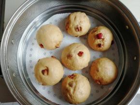 冷水上锅蒸，待水烧开后转中小火蒸15分钟左右，时间到关火，继续焖3-5分钟再揭锅盖