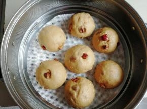 冷水上锅蒸，待水烧开后转中小火蒸15分钟左右，时间到关火，继续焖3-5分钟再揭锅盖