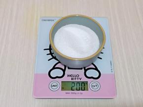 首先将白砂糖用学厨的kitty电子秤称重，再称新鲜蔓越莓。