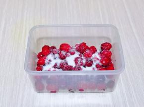 首先取一个带盖子的器具，放入一层蔓越莓果，撒上一层白糖。