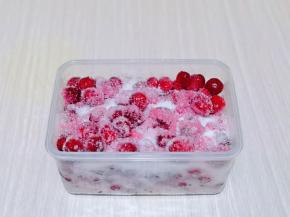 再放上一层果子，撒上一层白糖，这样反复直到完成就好，最后再上面撒一层白糖。