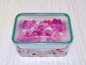 盖上盖子腌制10小时。(如果天热记得放入冰箱冷藏)