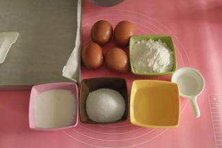 准备好材料，鸡蛋需要冷藏鸡蛋，清洗干净，擦干。金盘中垫油纸。