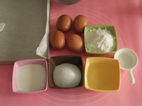 准备好材料，鸡蛋需要冷藏鸡蛋，清洗干净，擦干。金盘中垫油纸。