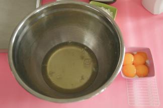 分离蛋黄、蛋白。蛋白一定要打入无水无油干净盆中，然后放入冷冻中，冷冻到略带冰渣感。蛋黄放入另一小碗中备用。