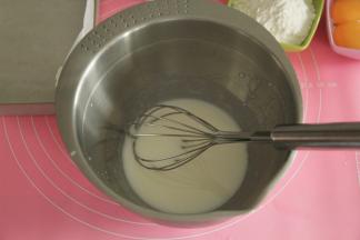 在另外一只干净无水盆中，倒入牛奶、玉米油，用手动打蛋器搅打1-2分钟，混匀、乳化。看不见油花。