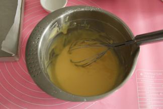 继续Z字形，搅拌均匀，盆边的用刮刀刮下，拌匀。均匀的面糊细腻顺滑，提起蛋抽，是顺滑滴落的，如果不滴落，说明面糊起筋了或者粉加多了。