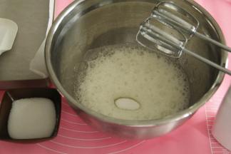 此时可以预热烤箱，上下180度。一定要提前预热烤箱。取出冷冻略带冰渣的蛋白，倒入白醋去腥，然后用电动打蛋器低速打到鱼眼泡，加入1/3细砂糖。