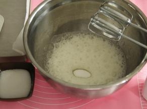 此时可以预热烤箱，上下180度。一定要提前预热烤箱。取出冷冻略带冰渣的蛋白，倒入白醋去腥，然后用电动打蛋器低速打到鱼眼泡，加入1/3细砂糖。