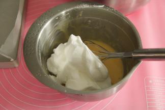 取1/3蛋白霜到蛋黄糊中，用蛋抽，用中心点切入到盆底，往盆边，然后将蛋抽上的糊敲入盆中。右手如此切拌、翻拌，左手配合逆时针转盆，翻拌均匀。（其实蛋抽更容易操作，习惯用刮刀的小伙伴可以用刮刀切拌、翻拌）