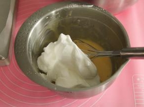 取1/3蛋白霜到蛋黄糊中，用蛋抽，用中心点切入到盆底，往盆边，然后将蛋抽上的糊敲入盆中。右手如此切拌、翻拌，左手配合逆时针转盆，翻拌均匀。（其实蛋抽更容易操作，习惯用刮刀的小伙伴可以用刮刀切拌、翻拌）