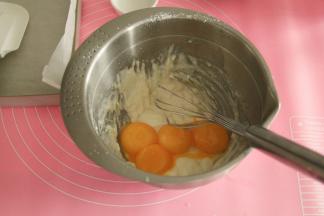 然后Z字形将面粉拌入，不要划圈，防止面糊起筋。混匀后放入蛋黄。