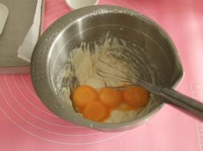 然后Z字形将面粉拌入，不要划圈，防止面糊起筋。混匀后放入蛋黄。