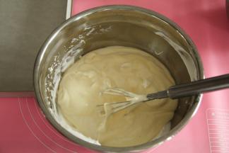 然后再取1/3蛋白霜入蛋黄糊盆中，同样操作拌匀。再将拌匀的糊倒回到最后1/3蛋白霜盆中，同样手法，翻拌均匀。最后的最后，用刮刀将盆边的刮入，从底部翻拌2-3下。