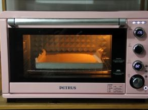 提起金盘，轻震两下，震出大气泡，送入预热好的烤箱中下层，转上下175度，烤20分钟。烤蛋糕期间，发挥你的想象力，给便当盒子画个图，变个造型。