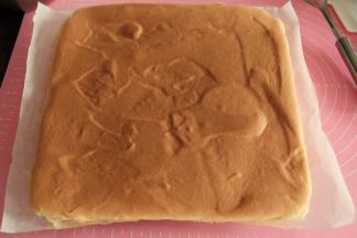 烤完，取出从高处震下烤盘，震出热气。再拎起油纸转移到凉网上。等2分钟，再撕开周围的油纸散热，同时顶部要加盖油纸，防止表面变干。