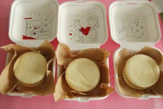 此时用到切模（花型或者圆形都可以），略贴近一些，切出直径10厘米的蛋糕片6片。放入准备好的便当盒子中，记得垫上漂亮的油纸哦！不要直接接触盒子。