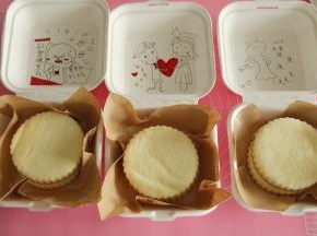 此时用到切模（花型或者圆形都可以），略贴近一些，切出直径10厘米的蛋糕片6片。放入准备好的便当盒子中，记得垫上漂亮的油纸哦！不要直接接触盒子。