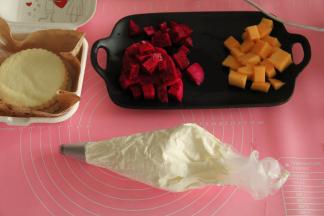 切好水果，淡奶油，加12-15克细砂糖，用电动打蛋器打到裱花状态，不要打太硬，这样裱花时候不好看。打好的淡奶油装入裱花袋，用的16齿中号裱花嘴。