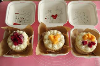 在一片蛋糕上，S形挤上一层奶油，放上一层水果，再放上一片蛋糕片，挤上喜欢的花型，放上一点水果装饰。扣上盖子，可以冷藏了再吃，忍不住，就直接开吃吧！