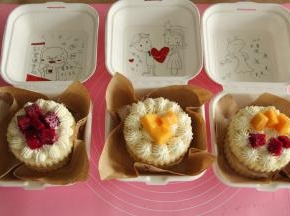 在一片蛋糕上，S形挤上一层奶油，放上一层水果，再放上一片蛋糕片，挤上喜欢的花型，放上一点水果装饰。扣上盖子，可以冷藏了再吃，忍不住，就直接开吃吧！