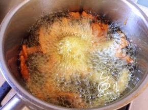 油烧至3成热，放入杏鲍菇条炸制