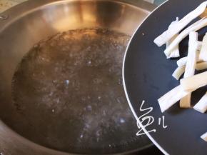 水烧开，放入杏鲍菇条焯水半分钟