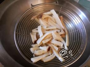 捞出沥干水分