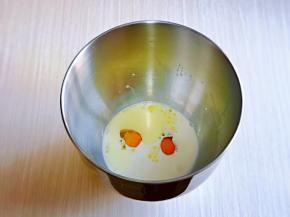 做面团，首先牛奶，玉米油，鸡蛋，盐，白砂糖加入厨师机中。(盐与糖对角放)