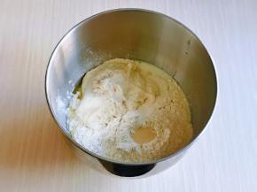 再加入奶粉，高筋面粉，再面粉的顶部挖个洞，加入酵母粉，盖起来，最后加入发酵好的波兰种，启动厨师机2档揉面10分钟。