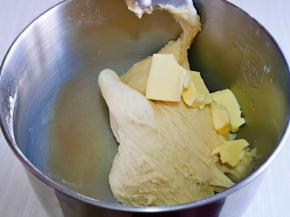 10分钟后面团处于扩展阶段，这时加入室温软化的黄油，启动厨师机3档揉面。