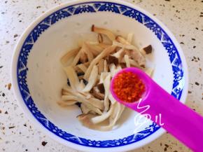 杏鲍菇条放入碗中，放入辣椒粉