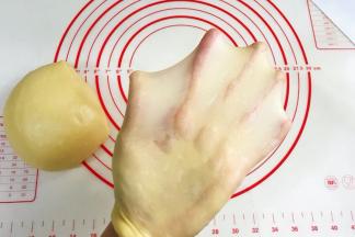 接着揉至薄而有韧性的膜，完全扩展阶段。