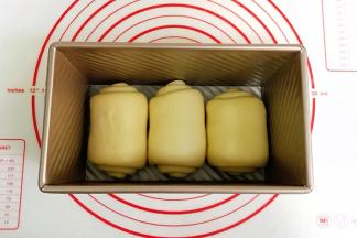 收口朝下，同向放入吐司盒内。