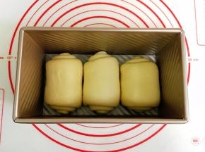 收口朝下，同向放入吐司盒内。