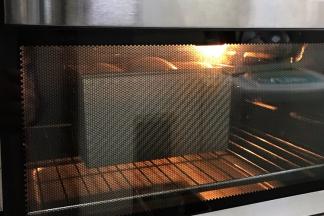 放入预热好的烤箱，上下火175度分钟约30分钟，待表面上色后可盖锡纸，防止颜色烤深。