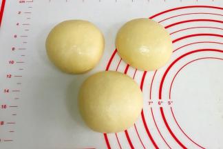 面团整理好均分成三份，滚圆，盖好保鲜膜松弛15分钟。