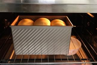 放入烤箱中进行发酵，放一碗热水增加温度和湿度，发至九分满。