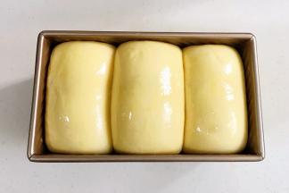 吐司表面刷上鸡蛋液。