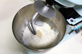 启动厨师机和面程序。