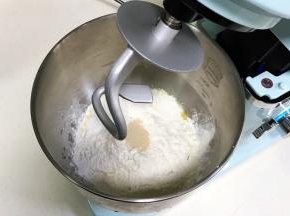 启动厨师机和面程序。